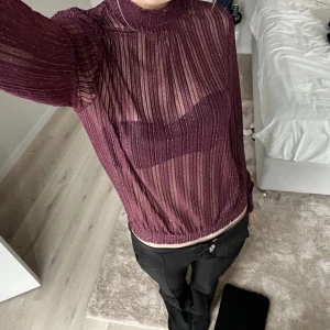 Vinröd topp - Fin fest topp. Vin röd, glittrig och transparent. 