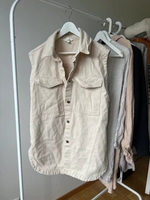 Lång jeansväst beige h&m - Jeansväst, lång, från h&m. Beige. STRL M. 150kr