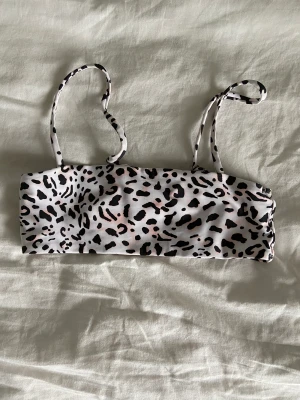 Leopardmönstrad Bikiniöverdel  - Rosa och svart leopardmönstrad bikiniöverdel. Använd få gånger och är i okej skick.