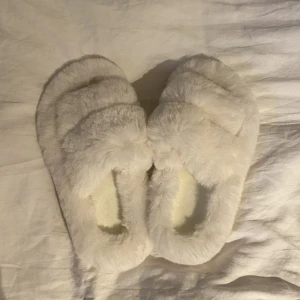 Innetofflor - Säljer att par superfina innertofflor med sula. Aldrig använda och jättemjuka! Säljer pga storlek. Frakt 15 kr 🌟💕
