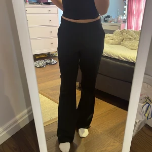 Bikbok kostymbyxor  - Säljer dessa svarta kostymbyxor från Bikbok i storlek 40, jag har dock sprättar upp dem längst ner i benen så därav det billiga priset.