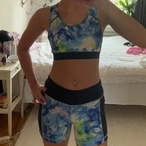Träningsset  - Säljer detta träningsset från soc då jag har för många! Superfint nu i sommar!! Inte använt mycket så är i gott skick. Jag har 36 i shortsen och 38 i toppen då jag tyckte att bandet satt för hårt annars.