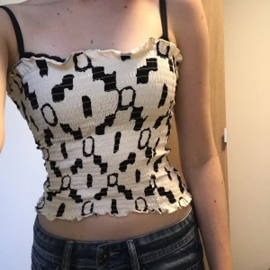 Tubetop  - Jättefin tubetop från HM, Funkar också som kjol. Är ganska tajt, fast passar S, men stannar där med också uppe hela tiden! Är jättefin till ett par jeans, shorts eller en kjol!