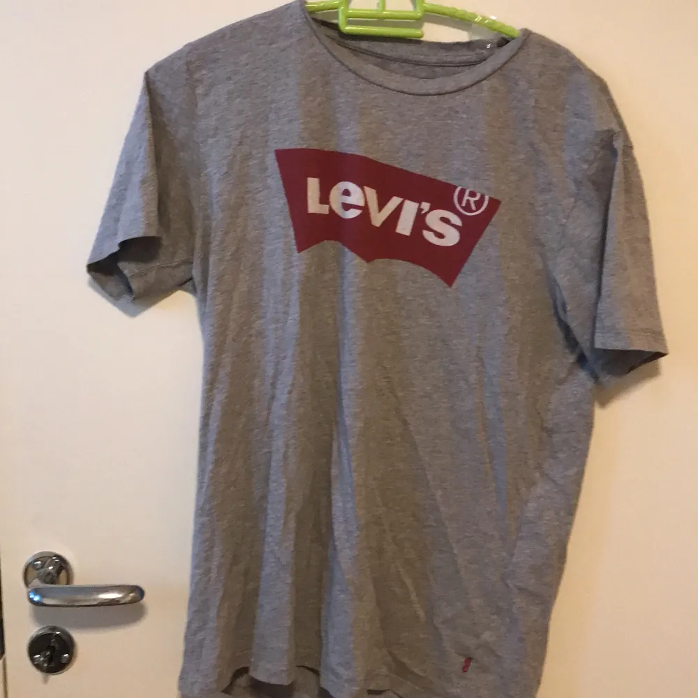 Sjysst Levi tröja som köptes på en secondhand butik för 150kr fast har ej använt och säljer därför. Är i jätte bra kvalitet och såå bekväm!. T-shirts.