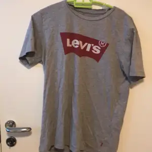 Sjysst Levi tröja som köptes på en secondhand butik för 150kr fast har ej använt och säljer därför. Är i jätte bra kvalitet och såå bekväm!