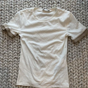 Zara t-shirt  - En jättefin T-shirt från zara med detaljer på ärmarna! Tveka inte att höra av dig vid frågor!❤️❤️