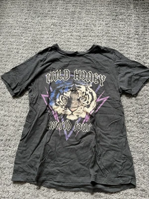 Gina tröja  - Cool tröja från gina med Tigertryck. Använd mycket men inga större skador 