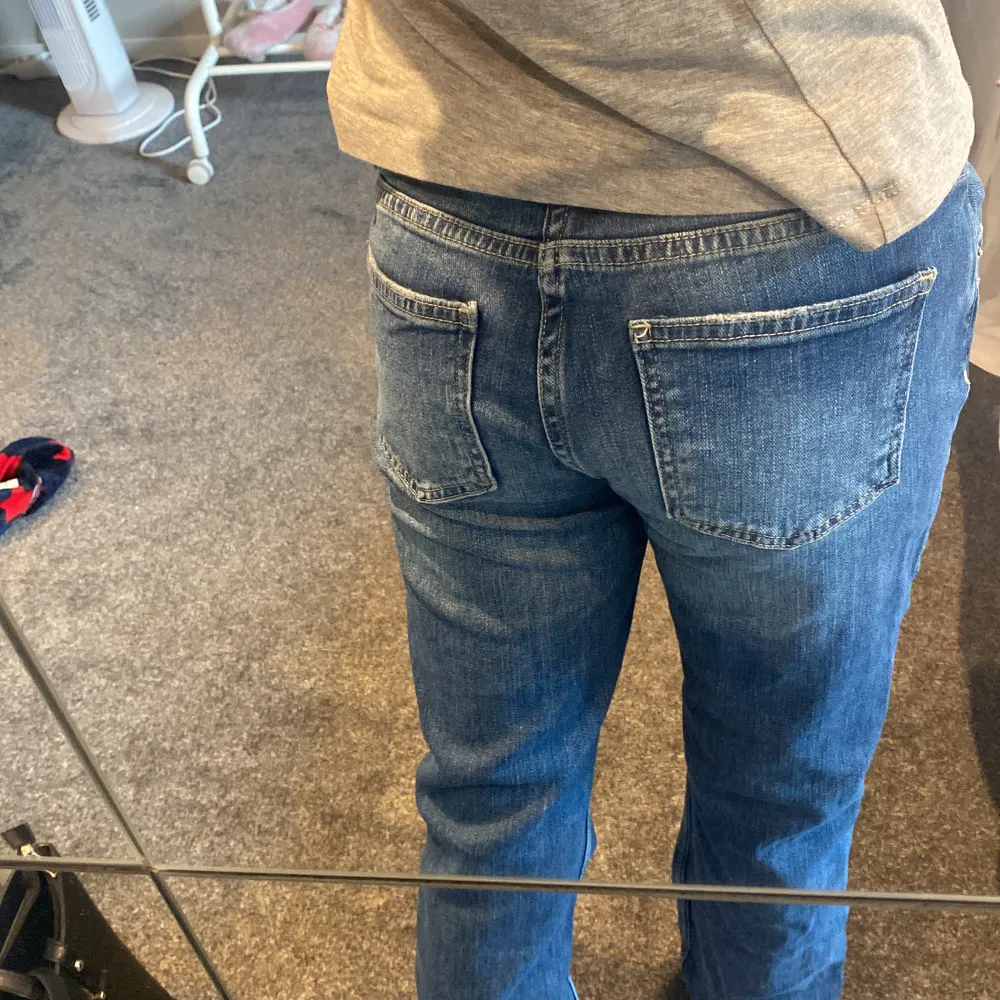 Här är ett par skitsnygga boocut jeans!  Säljer dessa för har bara varit i garderoben sen jag köpte dem men tycker dem är jättesnygga 🥰 Nyskick är inte slitna eller någonting! . Jeans & Byxor.