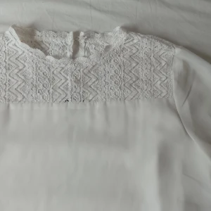 Fin vit blus - Blus i fint skick. Storlek 164, så passar de som är runt 14 år gamla. 