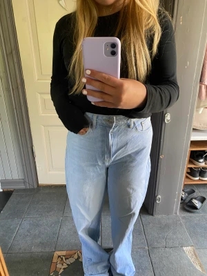 90’s high waist jeans  - Säljer nu mina 90’s high waist jeans i strl 38 från lager 157 då dom är för stora! Använd bara en gång innan🤍