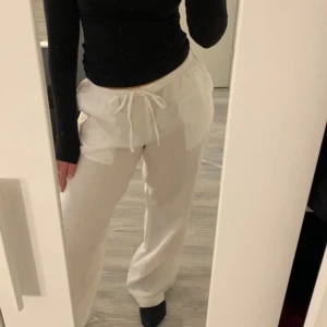 Linnebyxor  - Helt nya linnebyxor med lapparna kvar. Går att ha hög och lågmidjade, köpt från hm premium selection och är slutsålda. Beninner längden 77cm💞