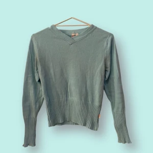 Ljusblå tröja  - Unik tröja från wow by bik bok från 2006 som inte tillverkas längre. Fortfarande i bra skick i storlek M! (100% Cotton) 