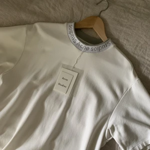 Vit acne studios tshirt - Säljer en vit acne studios tshirt med logo rib herr-modell. Den är aldrig använd och köpt för 1600kr.  Säljer den dock för endast 1300kr. Skriv vid fler frågor
