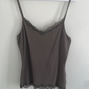 Linne - Grönt linne med vacker spets 