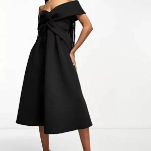 Ny oanvänd festklänning - Svart och jätte skön klänning. Väldigt mjukt material. Framhäver kurforna fint. Helt ny med etikett. Nypris hos asos: 929kr 