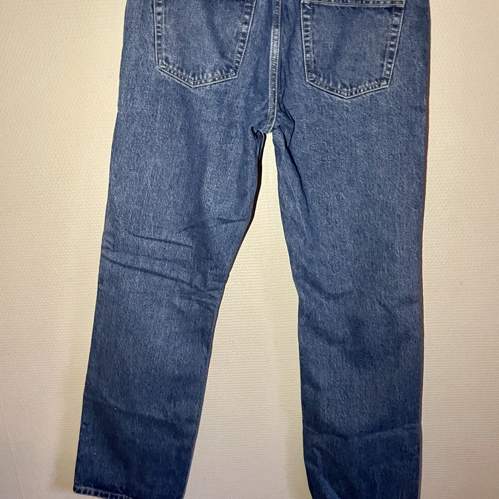 Helt oanvända weekday low waist jeans arrow , köpta för 600. Jeans & Byxor.
