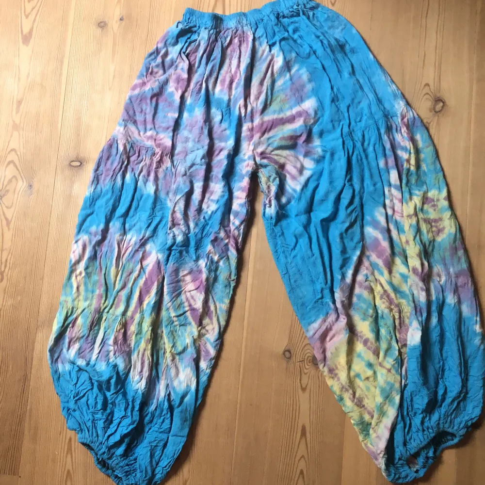 Jättefina hippiebyxor köpta i en butik på adelsgatan (Gotland) i fint skick och sparsamt använda.. Jeans & Byxor.