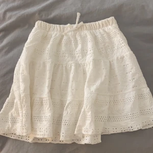 Kjol - Jättefin kjol från zara i storleken 13/14 år men jag skulle säga att den passar för de som bästa xs/s också! Knappt snvänt och i jättefint skick!