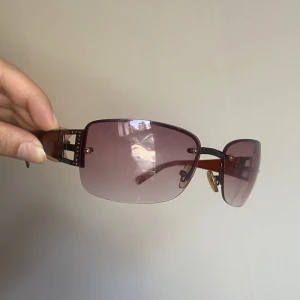 2000s solglasögon - Repiga, se bild 3 kan skicka fler bilder om det önskas. Priset kan förhandls vid snabb affär 