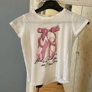 Vit t-shirt - Denna är så fin men den för liten för mig. Storleken står inte på tröjan men. Jag är 160 cm, och den är bra i längd. Jag bruka oftast ha s- m på tröjor så om du har har xs-s kommer den passa perfekt 