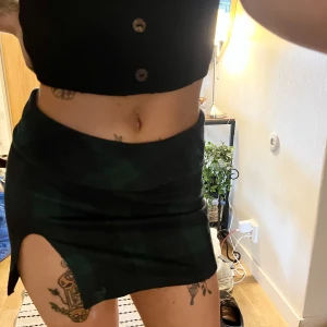 Rutig minikjol - Jättefin och oanvänd kjol som inte kommer till användning heller tyvärr. Strl xs