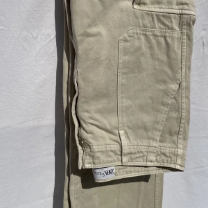 Cargobyxor - Cargobyxor från Zara med en något tightare fit över låren. Använd några gånger men i gott skick. Inga slitningar!🥰👍