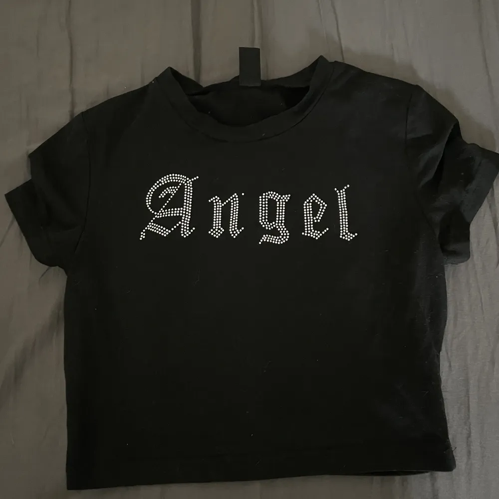 Topp med angel . T-shirts.