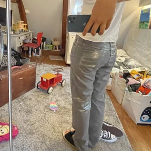 Silvriga jeans - Säljer dessa silvriga zarajeansen som vart superpopulära i vintras. Har inte använt de tillräckligt mycket för att ha kvar de därav säljer jag de vidare!! Ascoola med snygg silvrig mörkare färg!! De är väldigt tunna i materialet och superbekväma 