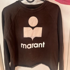 Isabel Marant sweatshirt - Jätte mysig sweater från Isabel Marant i storlek XS. Tröjan är avklippt vid magen då den var väldigt lång. Använt skick.