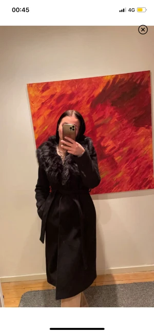 Hollies kappa  - Äkta Hollies kappa som är knappt använd  Fake päls! Som ny  Pris: 800