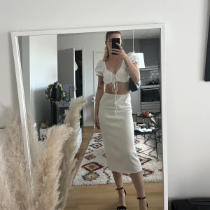 Vit topp - En superfin vit topp som är perfekt att ha i garderoben till sommaren! Detta är en storlek M men skulle säga att den sitter mer som en S