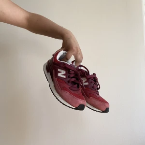 Röda New Balance sneakers! - Skit snygga, röda new balance skor i model 530! Fick av min syrra men aldrig använda pågrund av för liten storlek. Storlek 41.