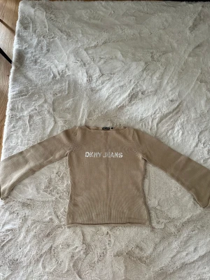 Tröja DKNY - Beige tröja från DKNY i mycket fint skick. Vintage. Beige. 