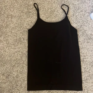 Topp - Den första toppen är från monki och är i storlek xxs men är väldigt oversized vilket syns på bilden så kulle säga att den är L och linnet är xs/S dåd er är väldigt stretchigt säljer dom båda för 100 kr och för 50 kr st💗