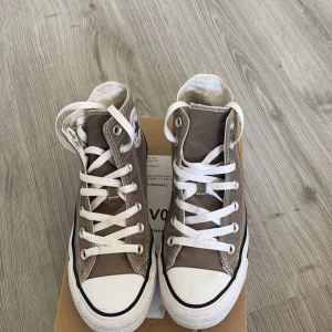Converse - Converse i färgen charcoal, använda ca 2 gånger så i jättebra skick. Köpta för 799kr på Zalando.