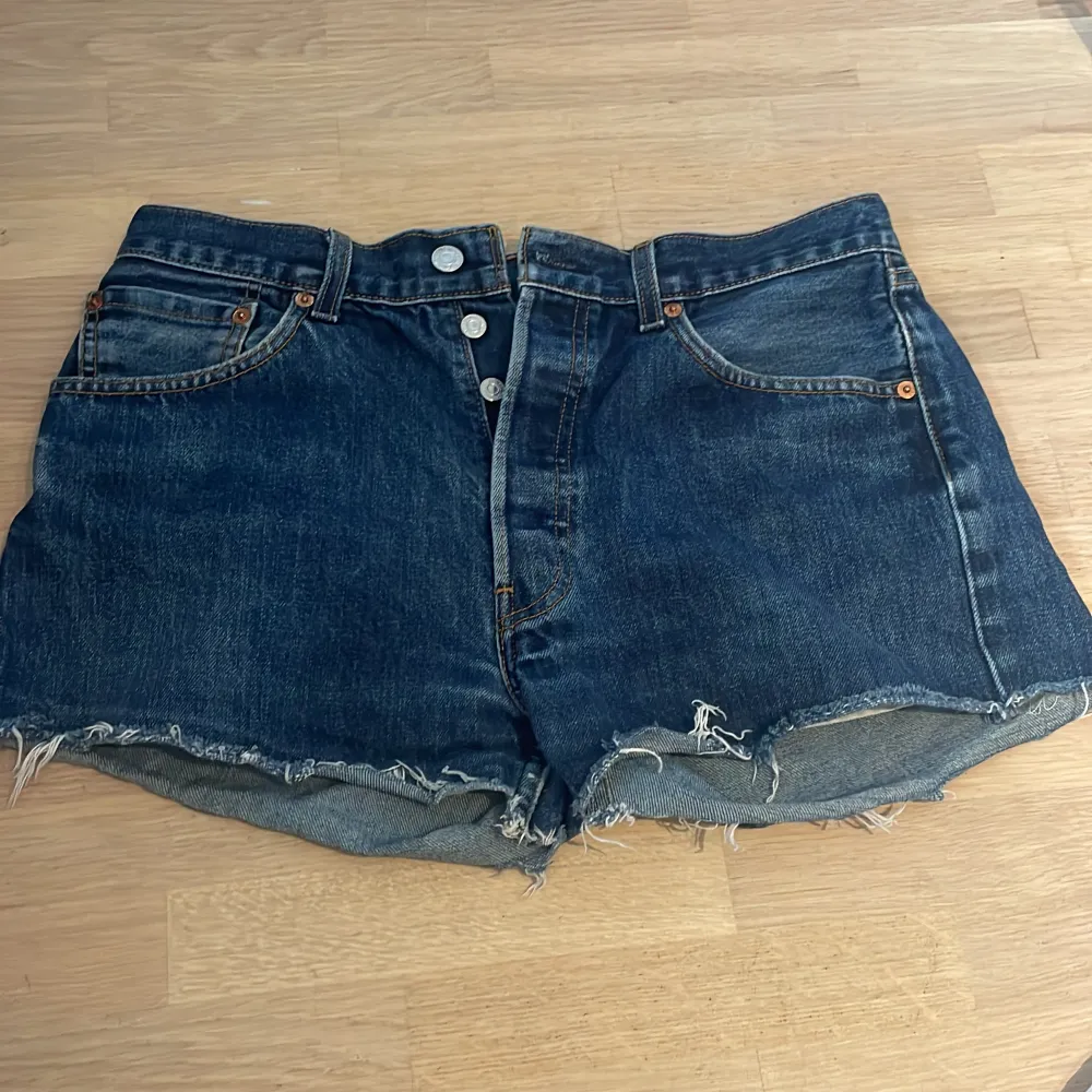 Skitsnygga Levis jeansshorts i modellen 501, pris kan diskuteras. Shorts.