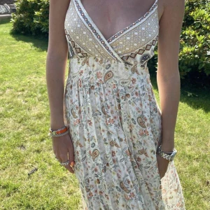 Långklänning - säljer denna drömmigaste klänningen! Perfekt till sommaren!! Som ny!