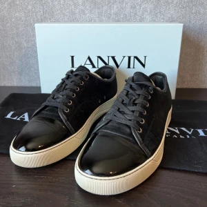 Lanvin skor - Säljer min 8/10 lanvin skor som är perfekta nu till sommaren. Storlek 10/ 44eu Tillkommer skor och 1 dustbag. Hör av dig vid minsta lilla fråga, jag svarar snabbt. Har massvis av fler bilder om det önskas.