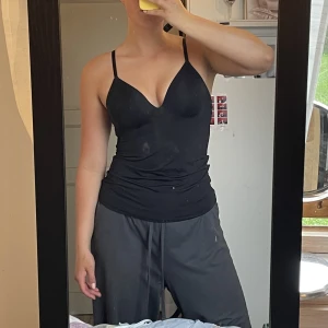 Topp - Supersnyggt linne med inbyggd ”bh”/kupa. Storlek M! Knappt använd! 