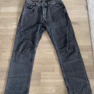Svarta Weekday jeans i modellen space, bra skick, storlek 30:32, ordinarie pris 600 kr