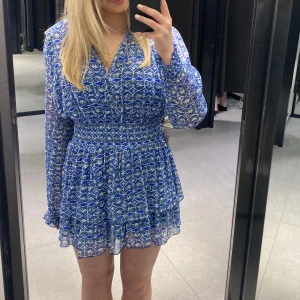 Zara klänning - helt oanvänd slutsåld klänning från zara, säljer då jag inte fått användning för den💙