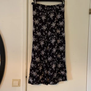 Blommig kjol - Säljer denna söta kjolen jag köpte på Beyond Retro då den aldrig kommit till användning❣️