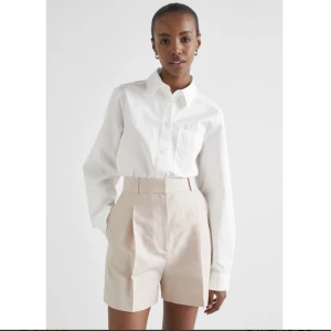 & Other Stories Linneshorts - & Other Stories High Waisted Shorts🤍 Used one summer 🌞   53% Linen 47% Cotton    Waist: 65cm 📏   Length: 41cm  Art no: 09644913