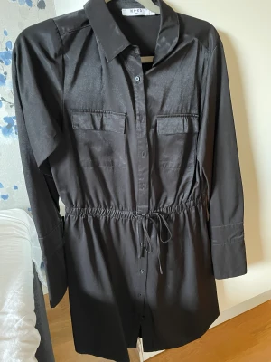 Skjortklänning - Skjortklänning. Detaljer med fickor och fina ärmar. Knytning i midjan. 