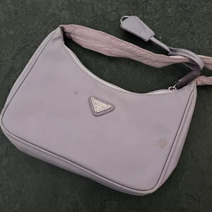 Prada purple hobo bag - Använd, skick 6/10, små skav på framsidan inte försökt ta bort men kan möjligtvis gå att får bort :) nypris ~ 10000kr