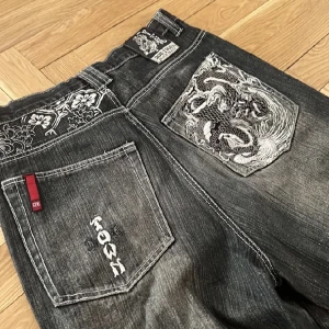 Snygga jeans - Hej! Säljer mina sjukt snygga jeans som är i fint men använt skick. Byxorna är av bra kvalite och mönstret där bak ser riktigt bra ut. Hör gärma av dig vid intresse!😁