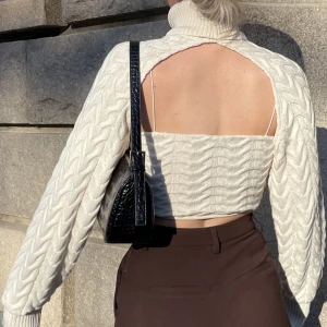 Stickat set ZARA - Set med avklippt kofta/topp från ZARA. Endast använt en gång, väldigt fint skick utöver några få spruckna sömmar på insidan av toppen som knappt syns 🌼 Kofta i M, topp i S.