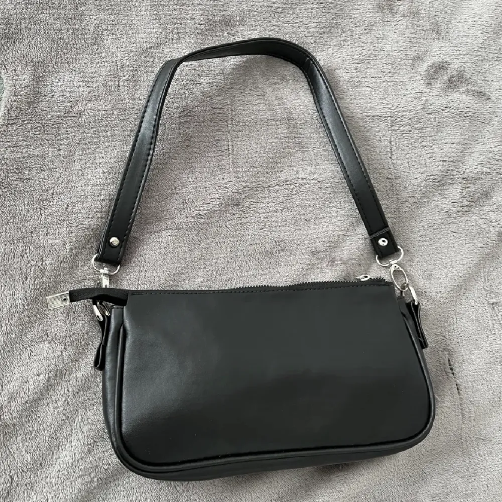 Rymlig svart handväska från boohoo. Köpare står för frakt🤍. Väskor.