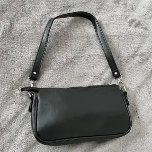 Rymlig svart handväska från boohoo. Köpare står för frakt🤍