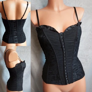 Korsett topp - (har ej möjlighet att skicka/visa fler bilder) storlek: S. kan passa M eftersom den är stretchig, men passar dock endast upp till B kupa! möts i stockholm eller fraktar, klicka gärna köp-nu 🖤